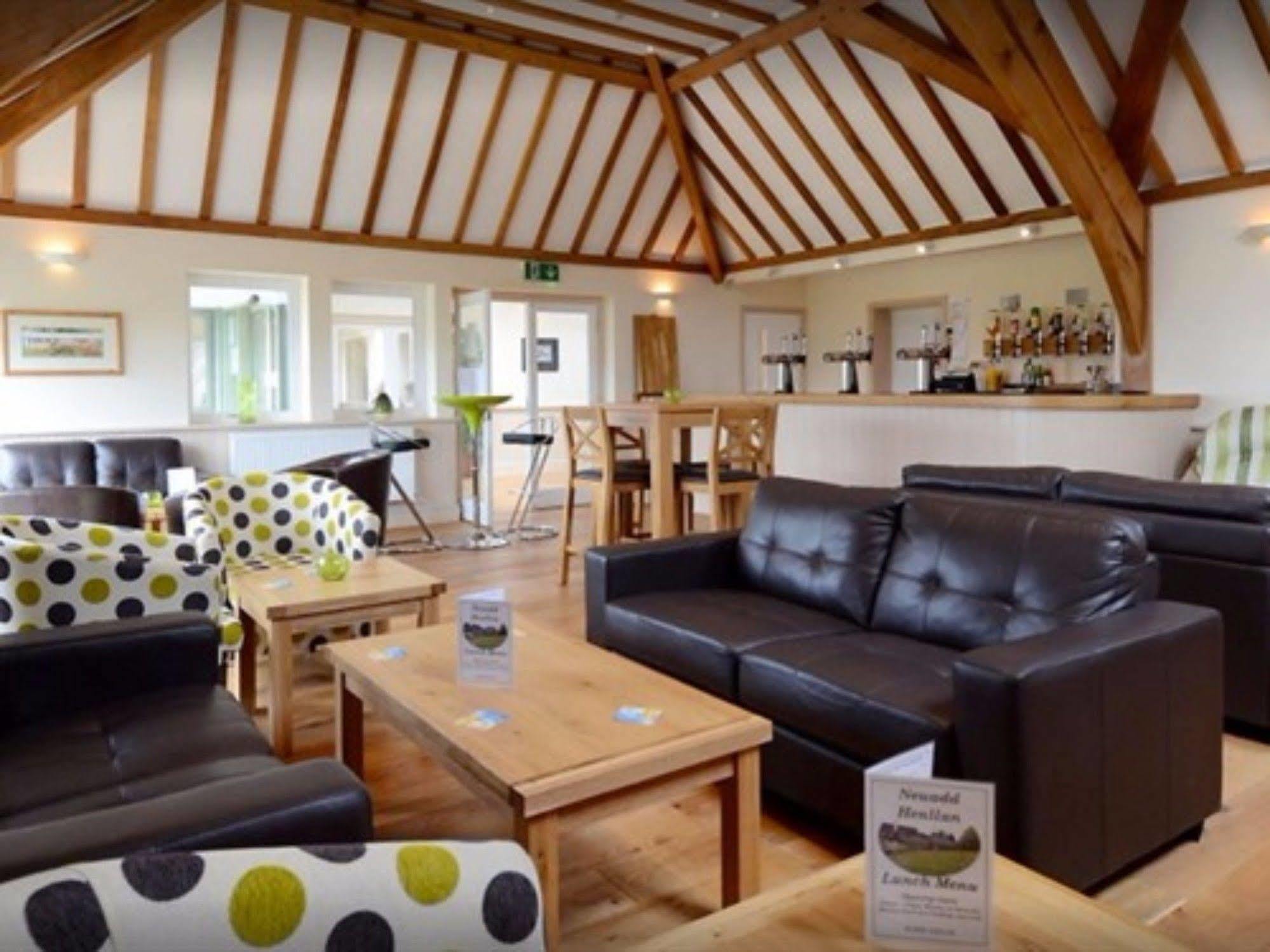 Neuadd Henllan Lodge Билт Уелс Екстериор снимка