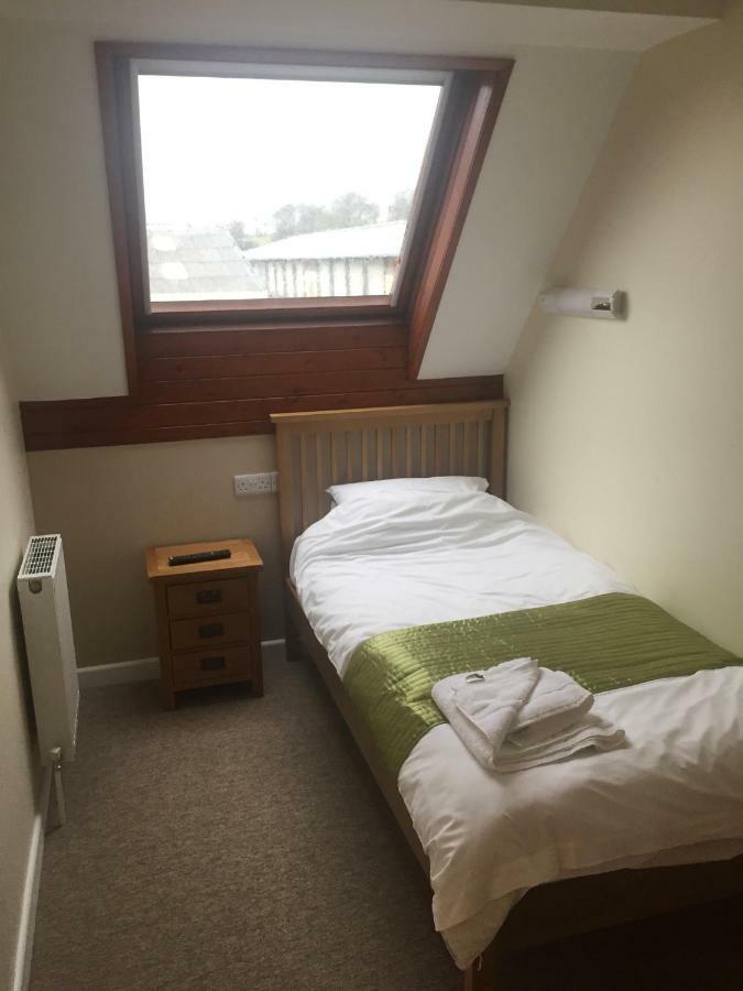 Neuadd Henllan Lodge Билт Уелс Екстериор снимка