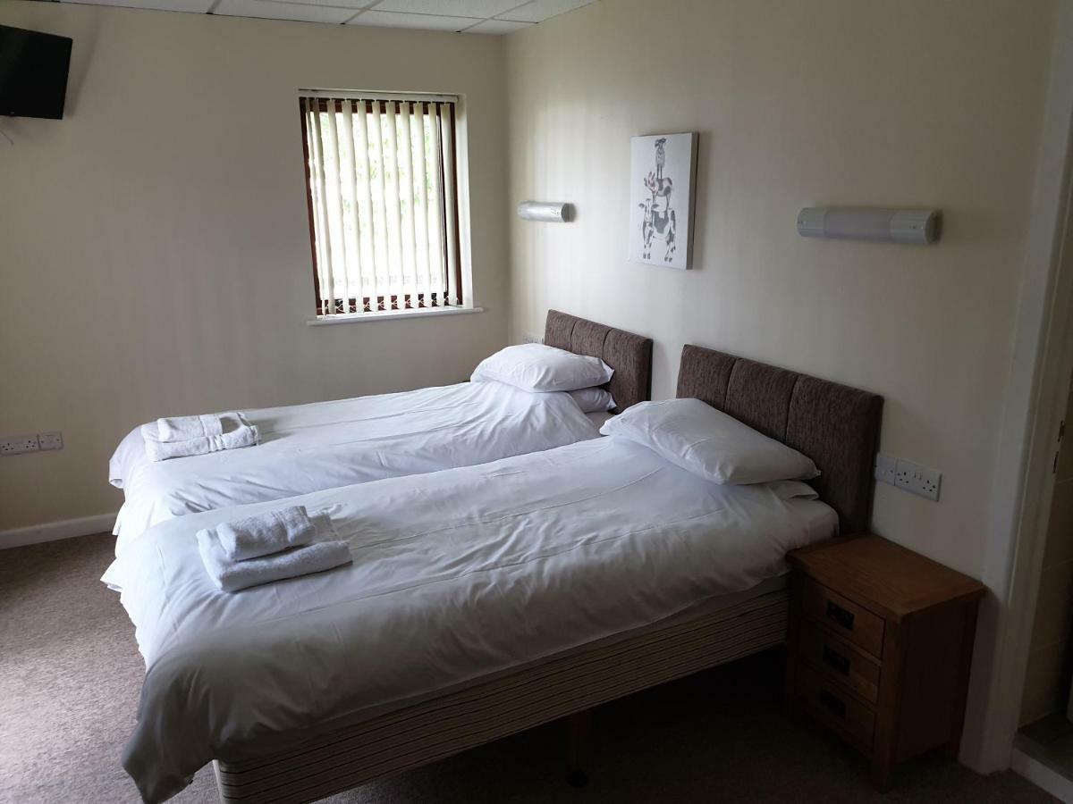 Neuadd Henllan Lodge Билт Уелс Екстериор снимка